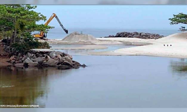 Máquinas reabrem canal que liga a Lagoa de Itaipu ao mar