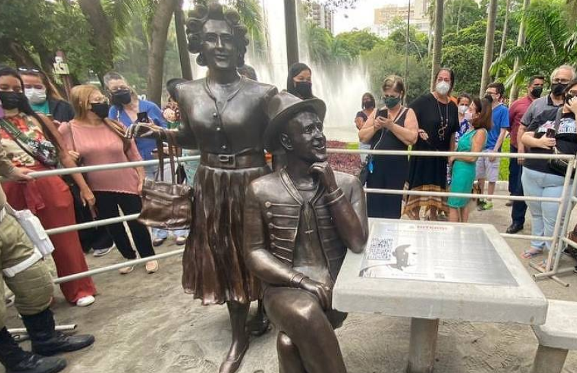 Paulo Gustavo é homenageado com estátuas em Niterói