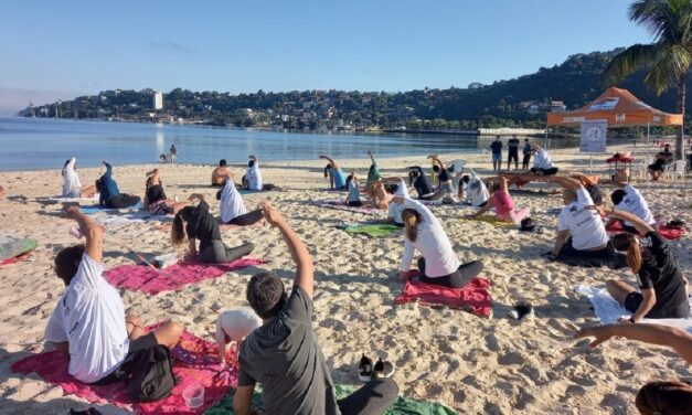 Praia de Icaraí terá aula gratuita de ioga e pilates neste domingo (27)