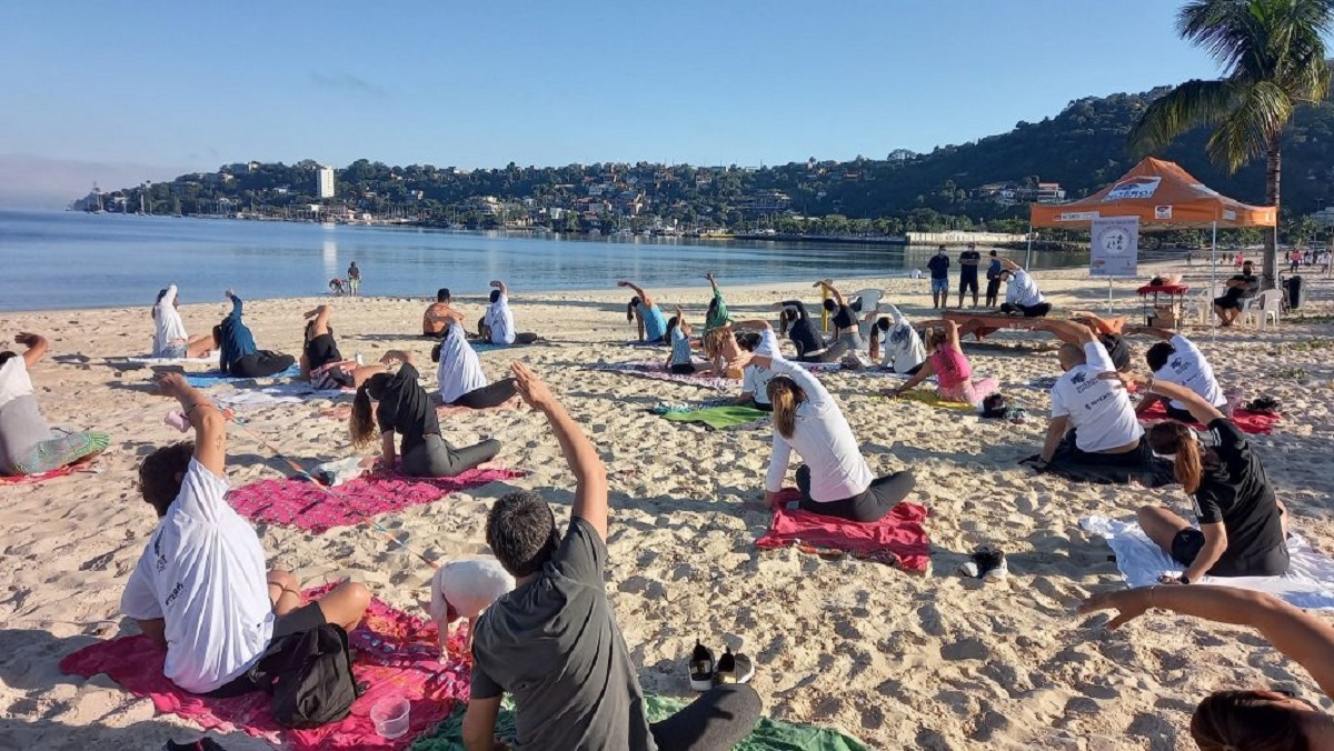 Praia de Icaraí terá aula gratuita de ioga e pilates neste domingo (27)
