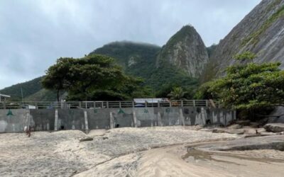 Costão de Itacoatiara ganha paredão de concreto
