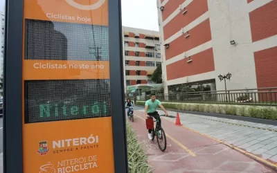 Totem de contagem de ciclistas na Avenida Marquês de Paraná