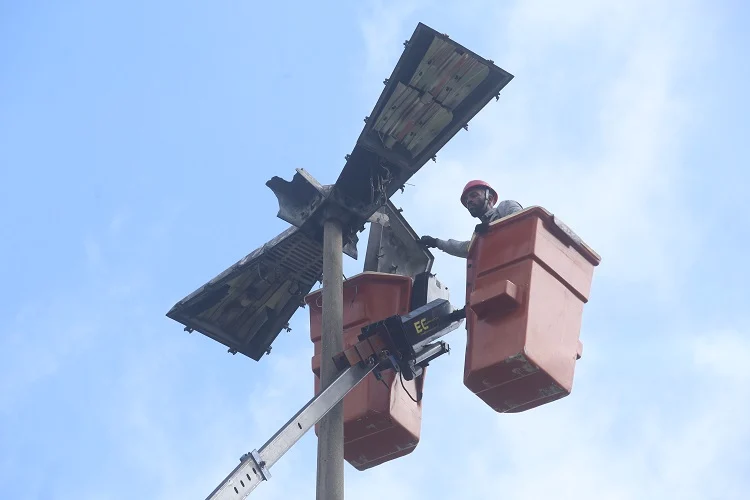 Luminárias de LED sendo instaladas na orla de São Francisco Niterói melhorando a eficiência energética e a iluminação pública da área.