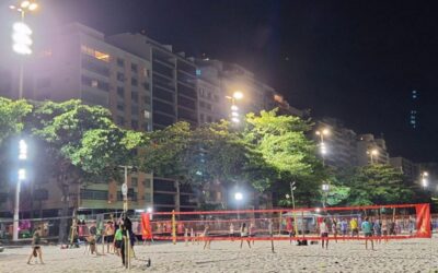 Praia ganha lâmpadas de LED para prática de esportes noturnos