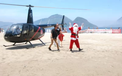 Papai Noel chega de helicóptero na Praia de Icaraí