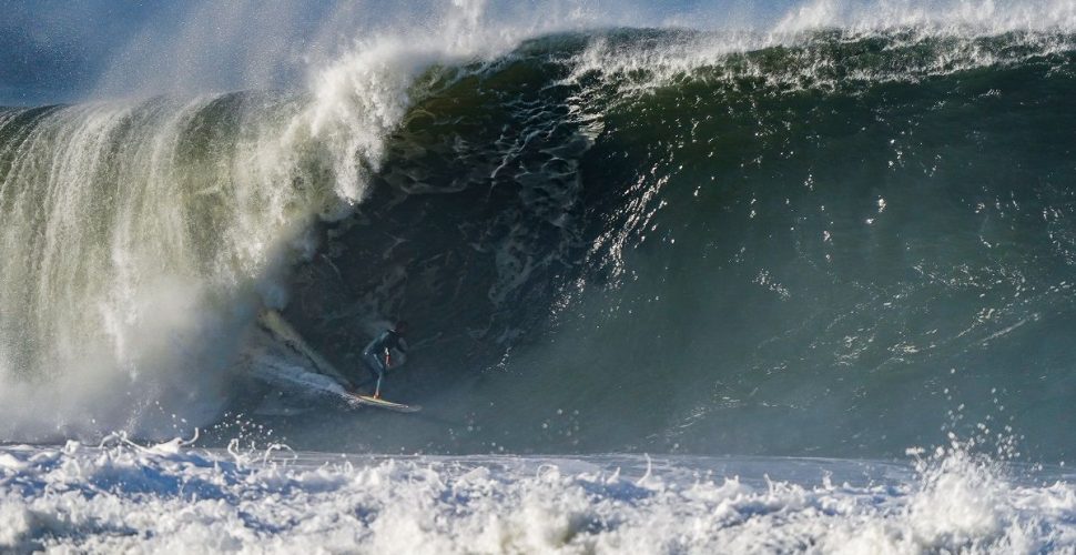 Itacoatiara Big Wave 2025 agita Niterói com ondas gigantes
