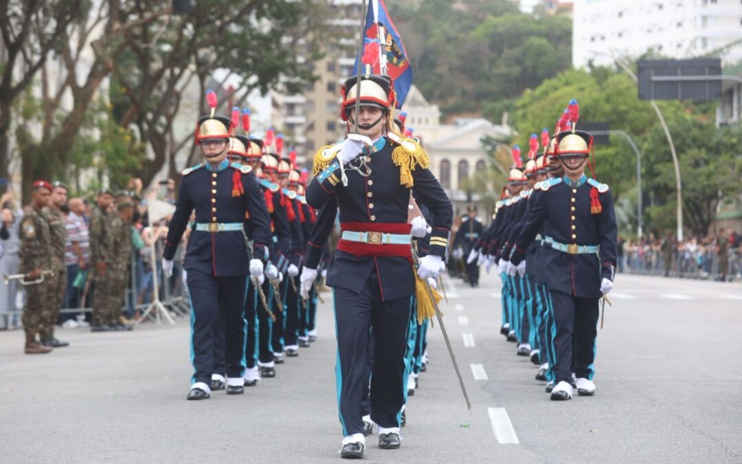Desfile de 7 de Setembro reúne milhares em Niterói