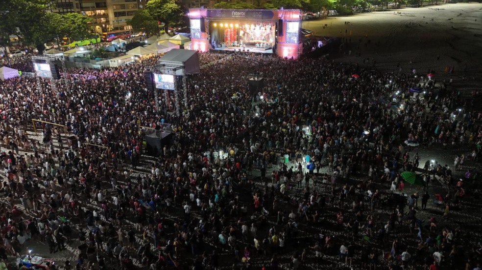 Zeca Pagodinho reúne mais de 80 mil pessoas em Niterói 