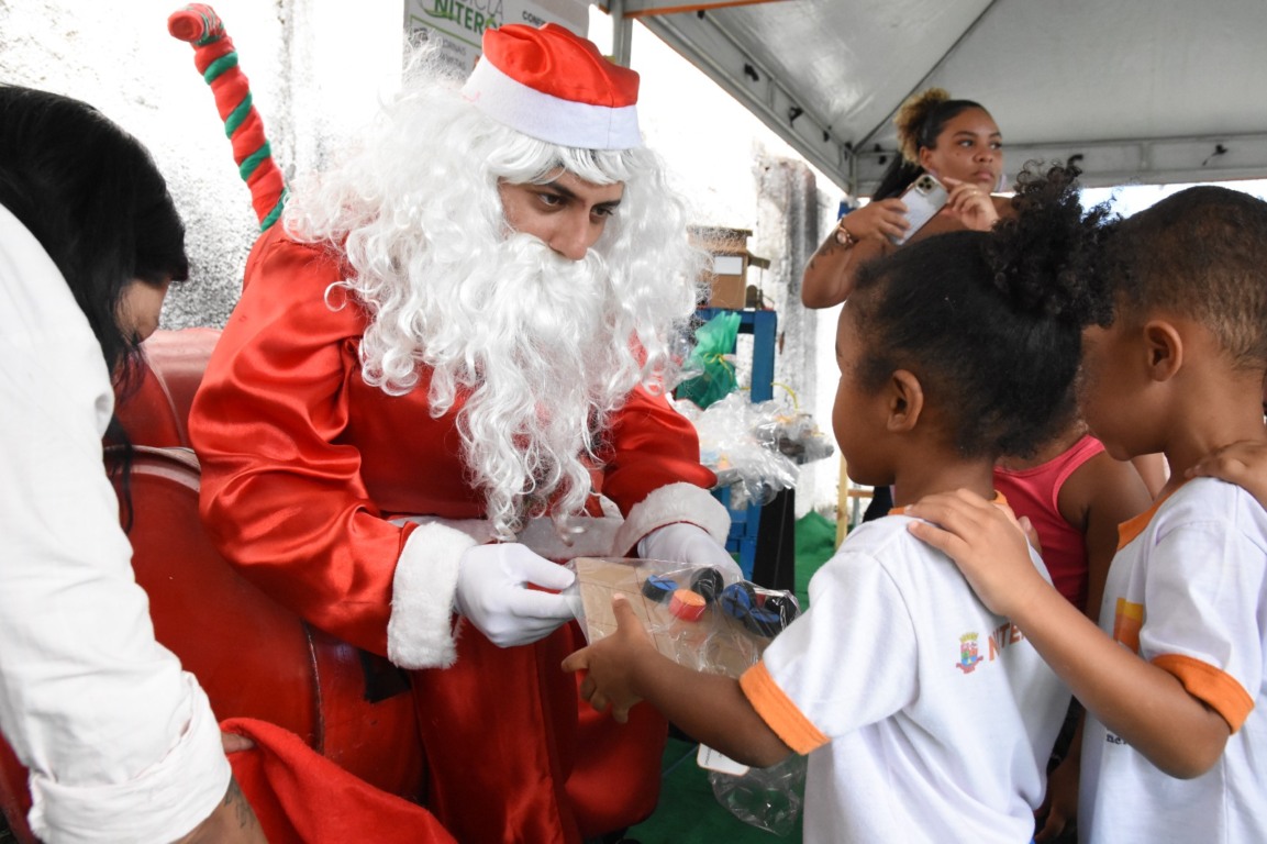 Natal sustentável da Clin encanta crianças em creche de Niterói