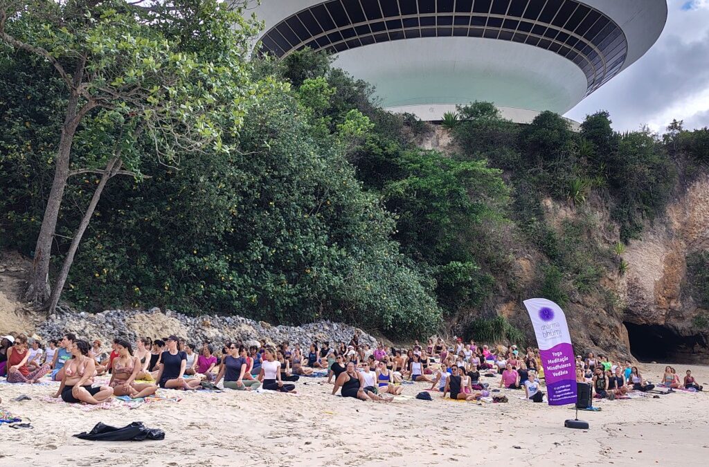 Yoga na Praia em Niterói: aula gratuita na Boa Viagem