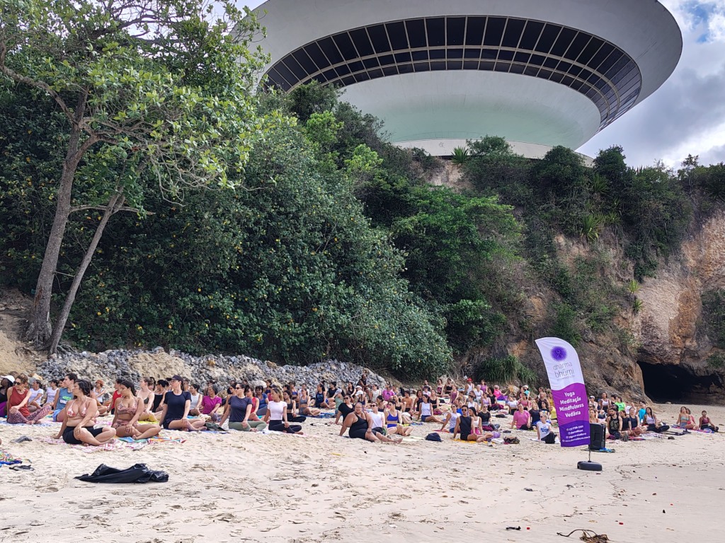 Domingo tem Yoga na Praia em Niterói: aula gratuita às 8h 