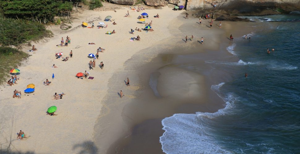 Praia do Sossego teve 100% balneabilidade em 2025 e vira “queridinha” de Niterói 