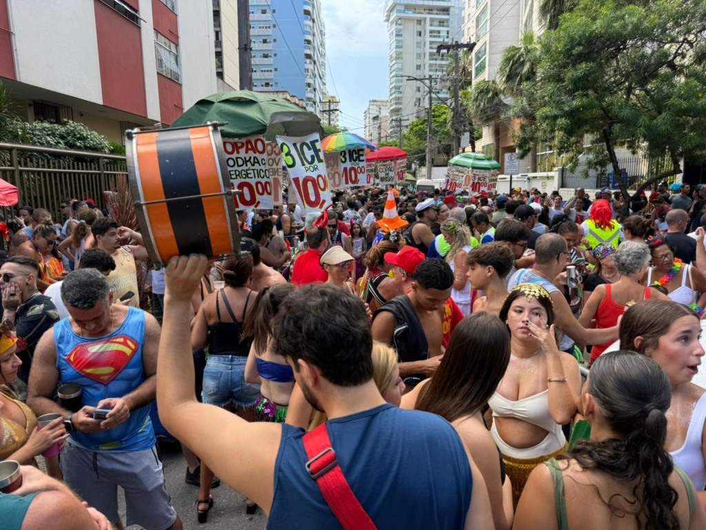 Blocos lotam Niterói e transformam a cidade em festa popular
