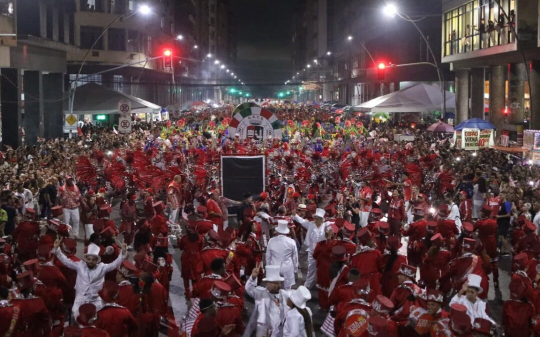 Viradouro celebra tetracampeonato em Niterói com festa