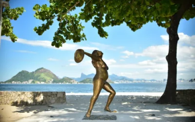 Estátua de Leila Diniz em Niterói é inaugurada