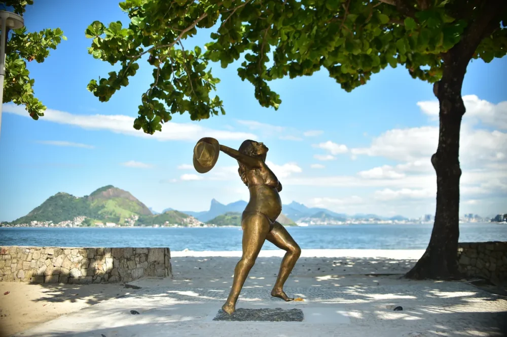 estátua de Leila Diniz em Niterói